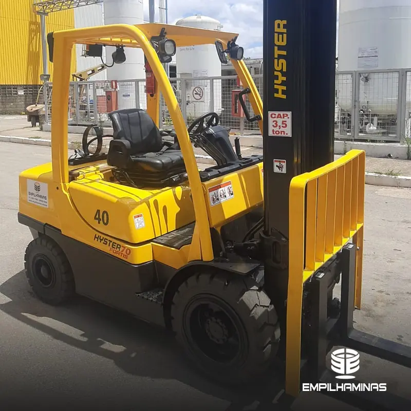Empilhadeira para alugar operando em cliente industrial na Grande BH