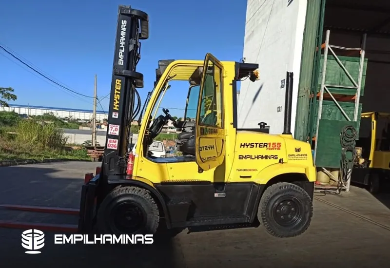 Pátio com empilhadeira da frota própria da Empilhaminas, empresa de locação de empilhadeira