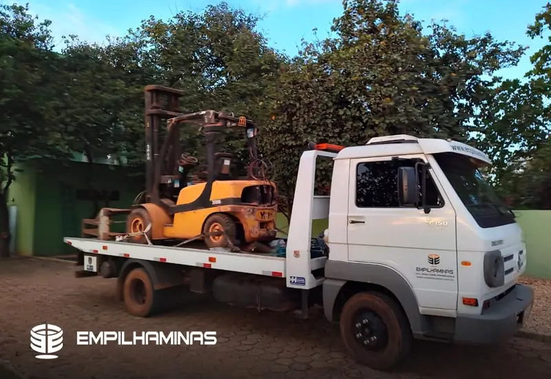 Caminhão próprio de entrega para locação de empilhadeira na Grande BH